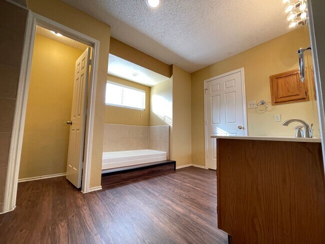 Building Photo - 4 Bed 2 Bath