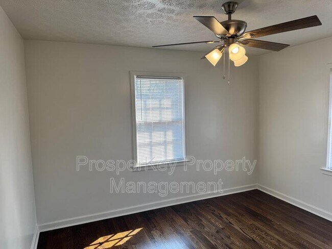 Building Photo - 419 Victoria Dr