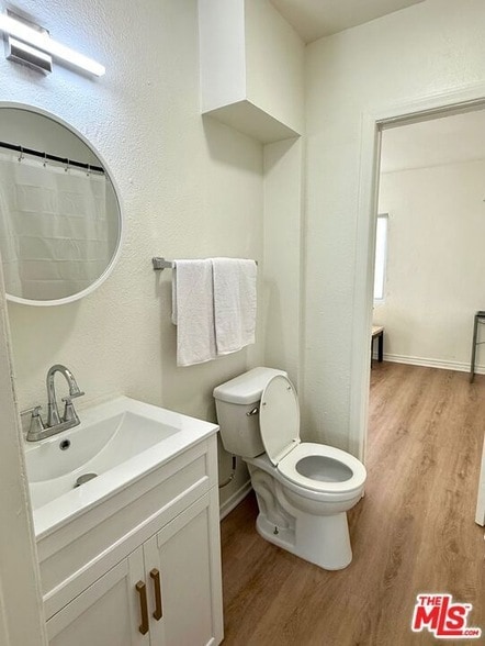 Building Photo - 640 W 81st St