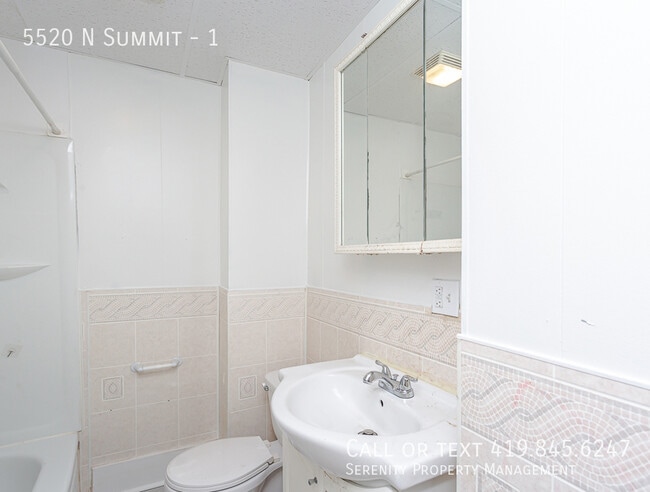 Building Photo - Newly Renovated 2-bdrm Lower Unit Availabl...