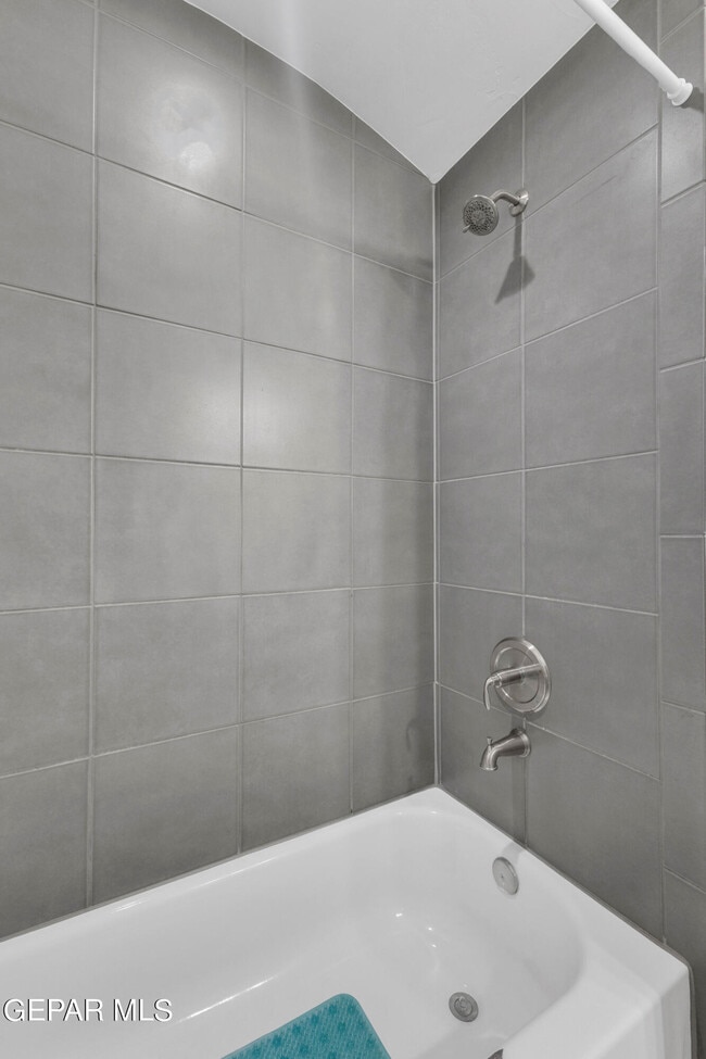 Building Photo - 1044 Gaitan St