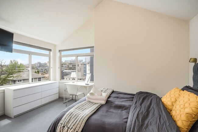 Building Photo - 1220 E Columbia St