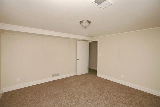 Building Photo - 1745 W Crestline Dr