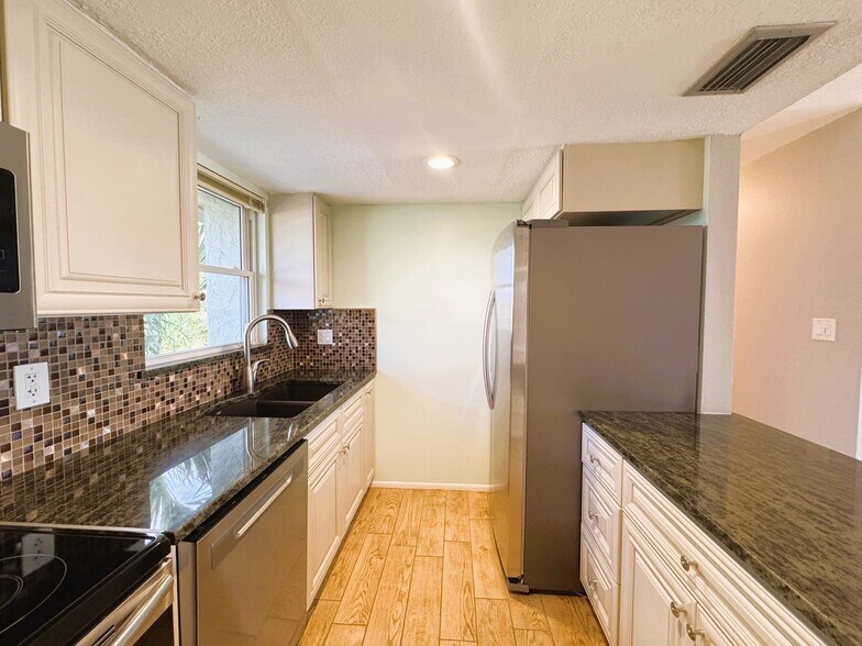 Building Photo - 1400 Mineo Dr