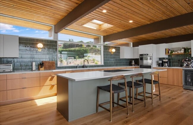 Building Photo - 4Bd/3.25Ba Shoreline House