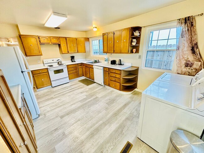 Building Photo - Large Midtown home in the center of it all