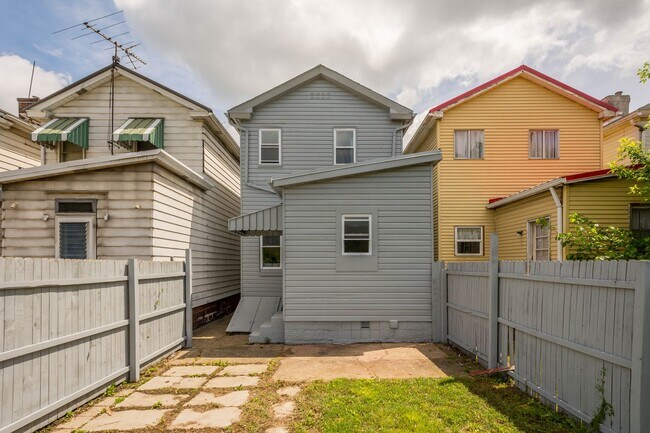 Building Photo - Stunning 2 bedroom home in Ambridge available July 1!