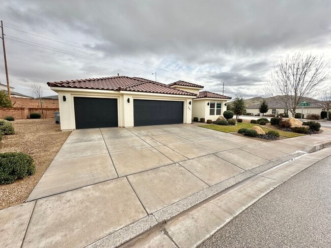 Building Photo - Beautiful Red Waters Home