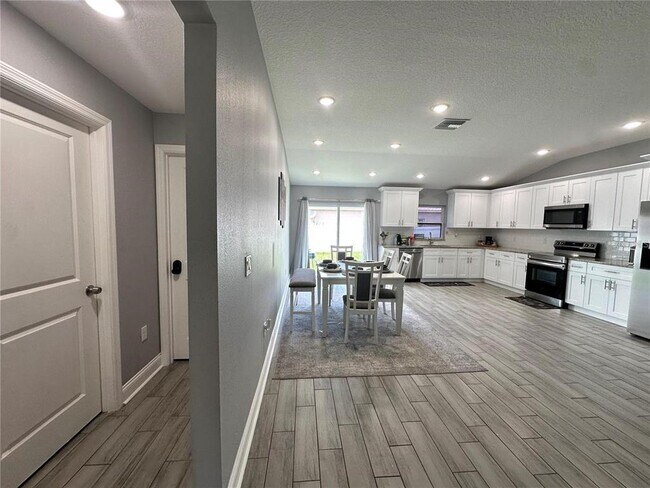 Building Photo - 943 Derbyshire Dr