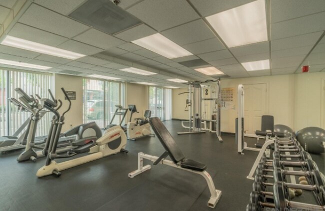 Building Photo - AMAZING 2/2 MARINA DISTRICT CONDO WITH 2 A...