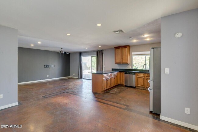 Building Photo - 3832 E Bloomfield Rd