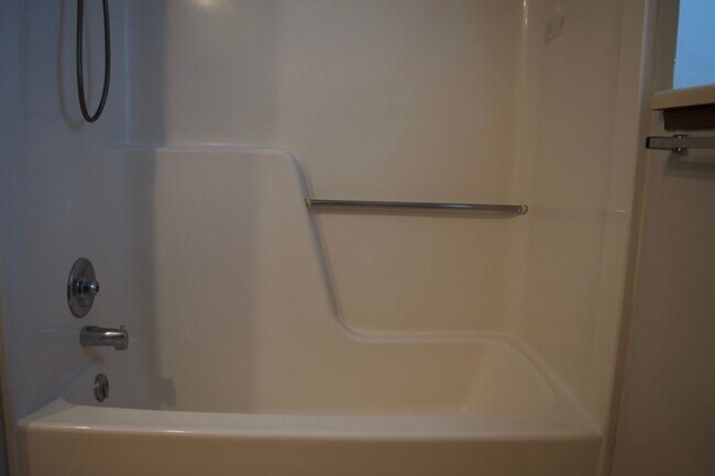 Building Photo - Affordable 3 Bedroom Duplex, SW Columbia!