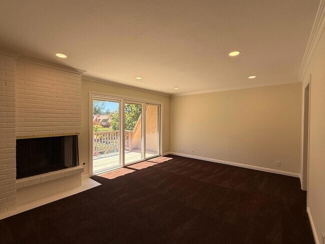 Building Photo - 285 Casitas Bulevar