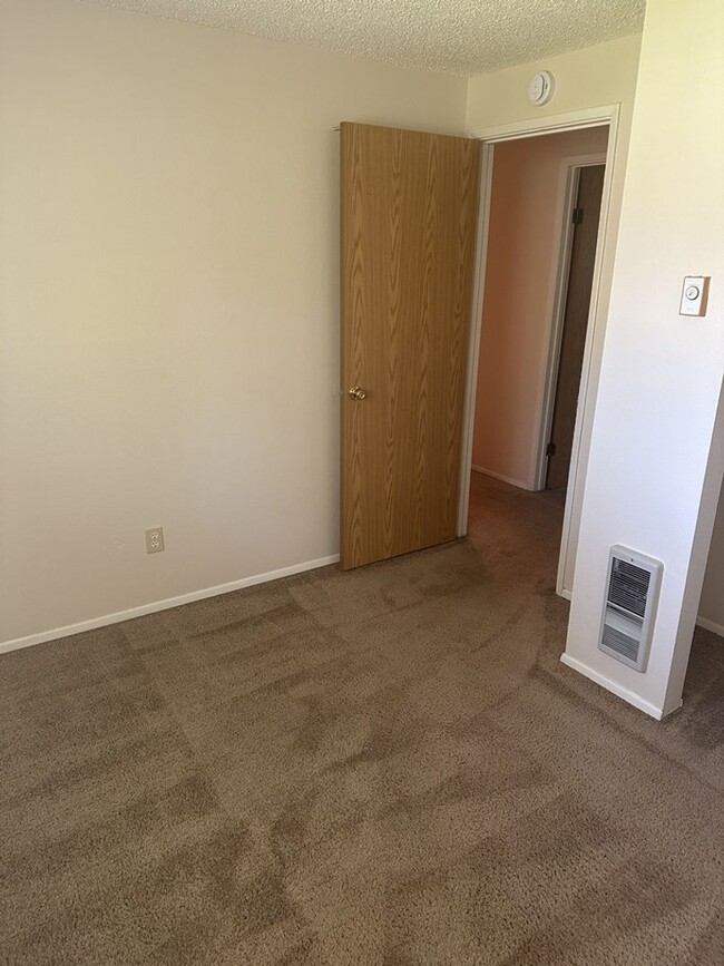Building Photo - Three Bedroom Ranch with Large Yard!