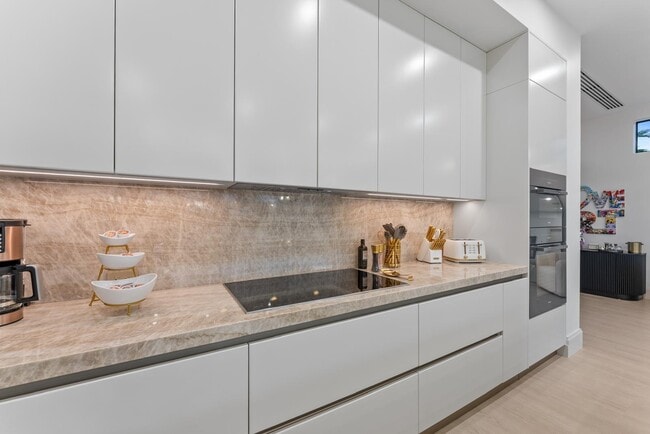 Building Photo - 220 S Swinton Ave