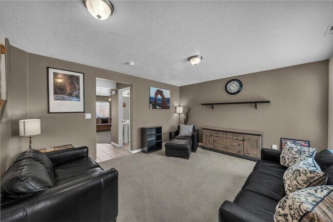 Building Photo - Hidden Valley Townhome!! END UNIT!