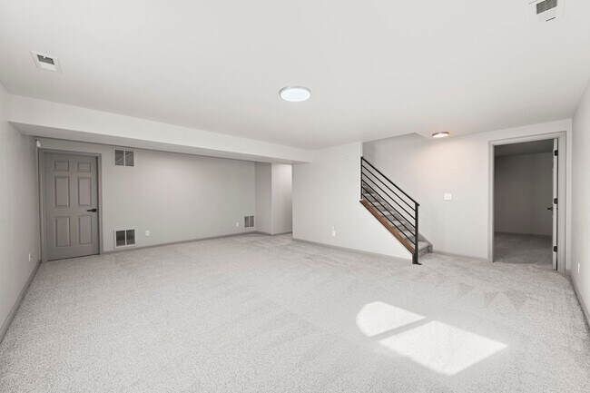 Building Photo - 5540 Almont Ave