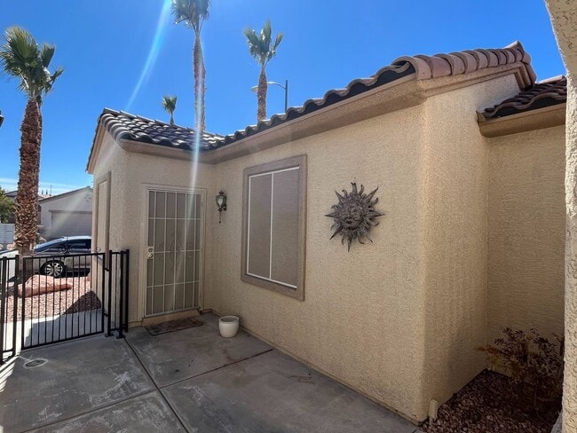 Building Photo - Stunning 3 bedroom 3 bath with Guest House in Sun City Anthem for 55+!