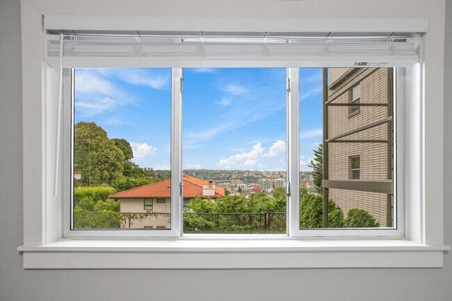 Building Photo - Fabulous Urban Retreat Condo in Celebrated...