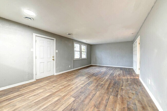 Building Photo - Charming 3-Bedroom Home in a Convenient St. Louis Location!