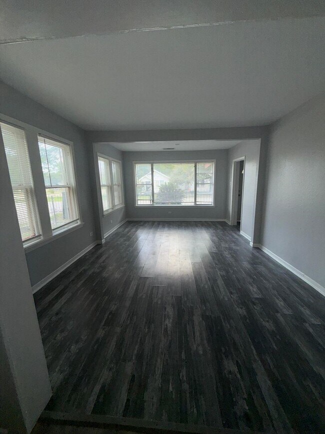 Building Photo - 3012 Live Oak St