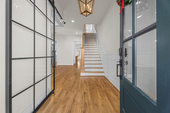 Building Photo - 726 E 28th St