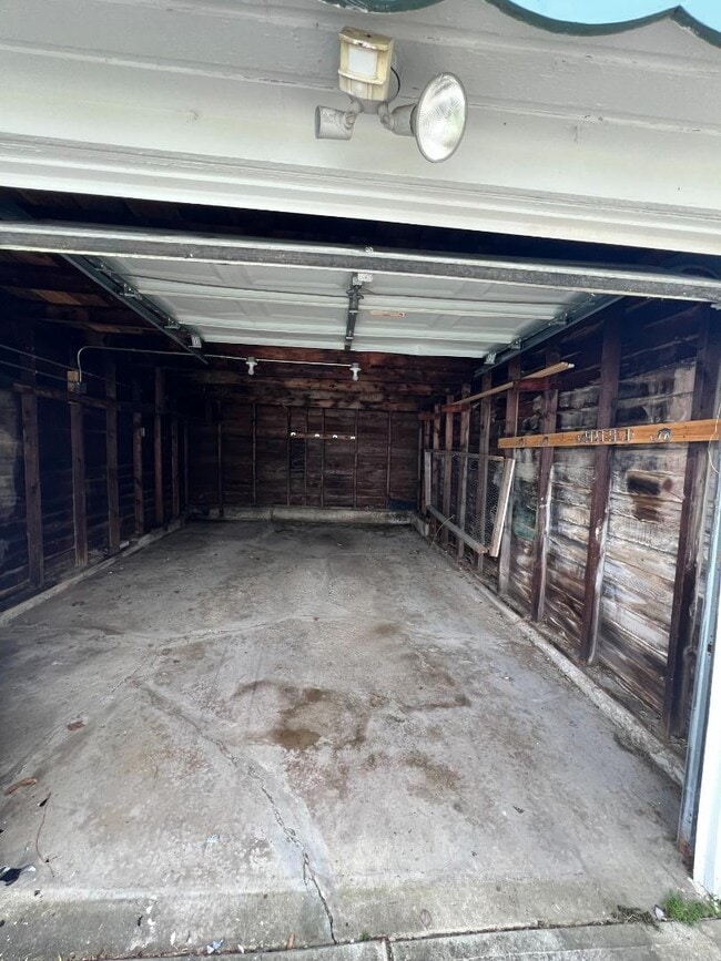 Building Photo - 15818 Maplewood Ave