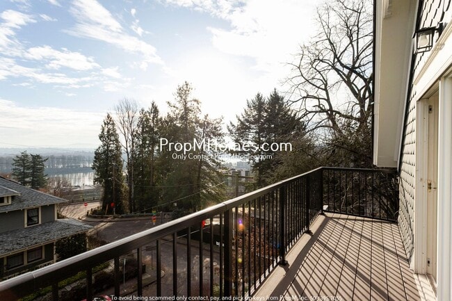 Building Photo - Updated Lair Hill Victorian with Willamette River & Mt Hood Views!