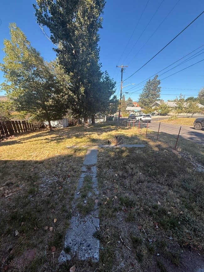 Building Photo - Cute 1 bedroom with a flex space in a grea...