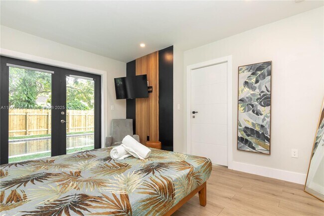 Building Photo - 2360 SW 12th St