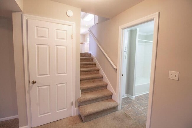 Building Photo - 2207 Bushnell Dr