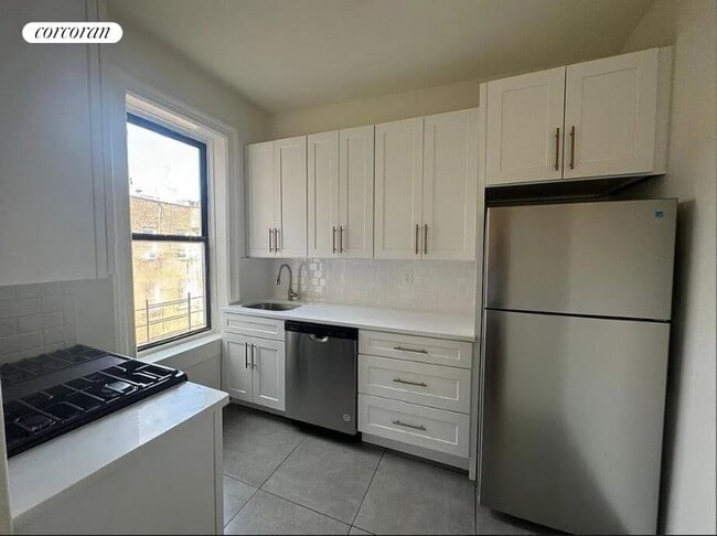 Building Photo - 601 Crown St