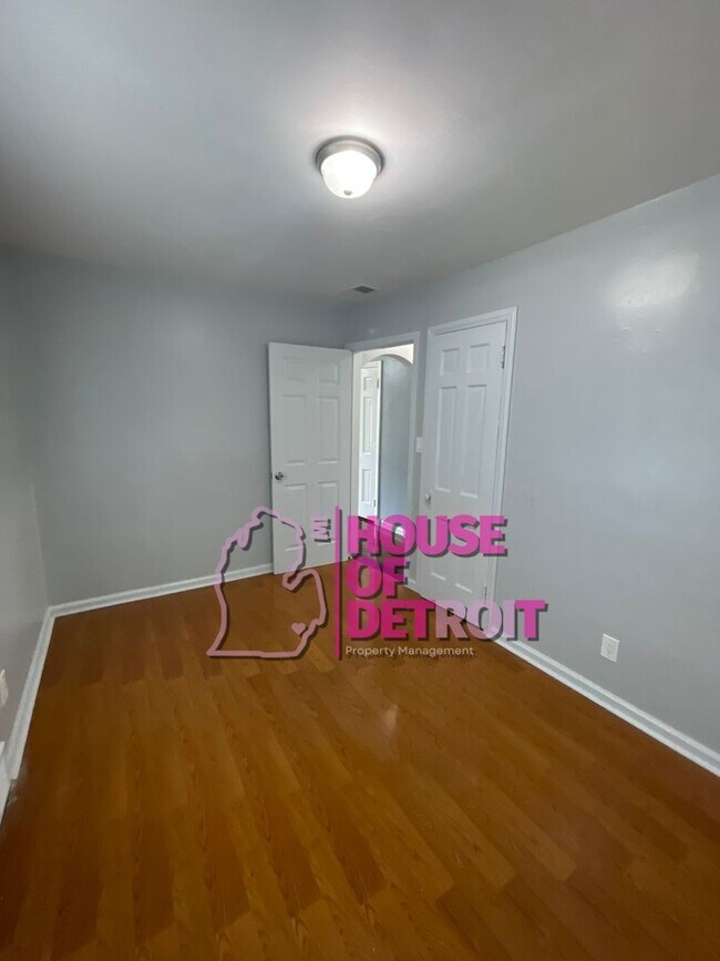 Building Photo - 3 BEDROOM | 2 BATH | FREE PRE SCREEN