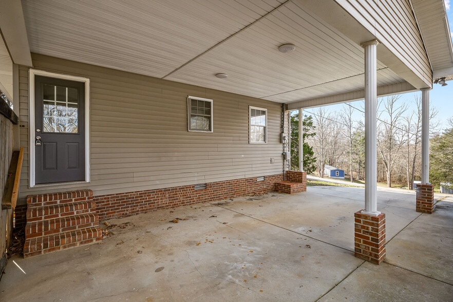 Building Photo - 2143 Wildwood Rd