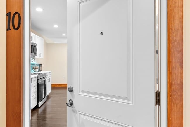 Building Photo - 44 Maple St