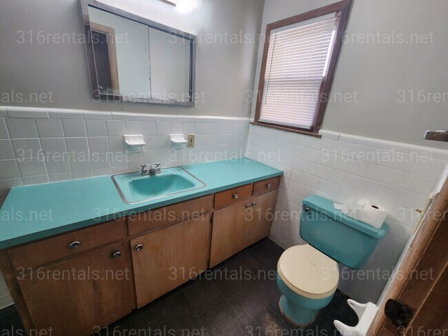 Building Photo - $1,549- 4 bedroom/ 2 bathroom Single Family Home