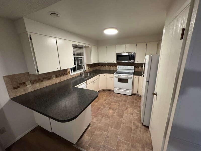 Building Photo - 4913-4915 N Drury Rd