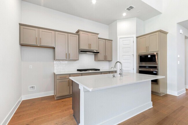Building Photo - 8208 Bouvreuil Dr