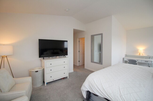 Building Photo - 20149 SW Georgene Ct