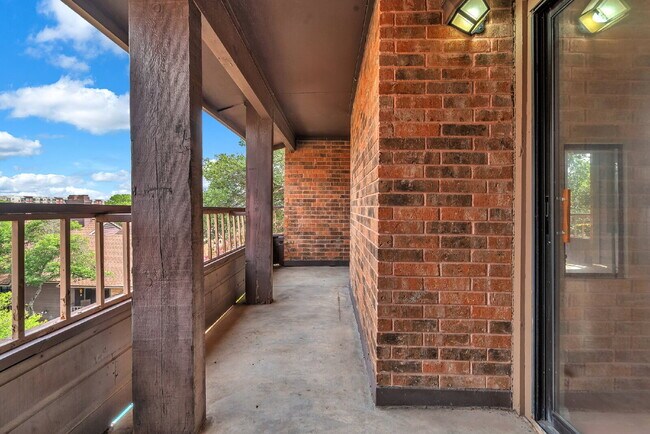 Building Photo - Where Comfort Meets Everyday Luxury!