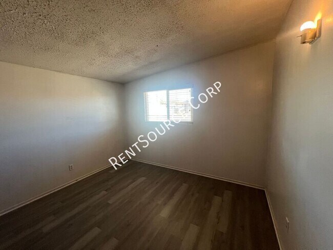 Building Photo - 1379 Riverside Dr