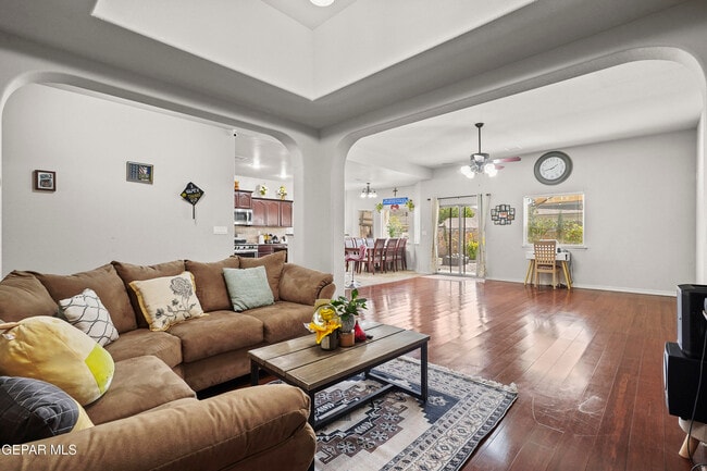 Building Photo - 14560 Meadow Lawn