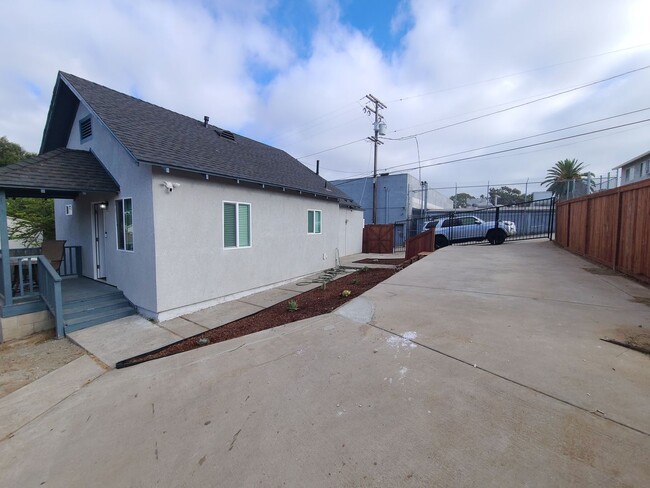 Building Photo - Newly furnished and remodeled 2 bed 2 bath!