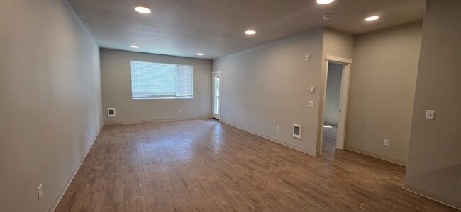 Building Photo - 1209 10th St