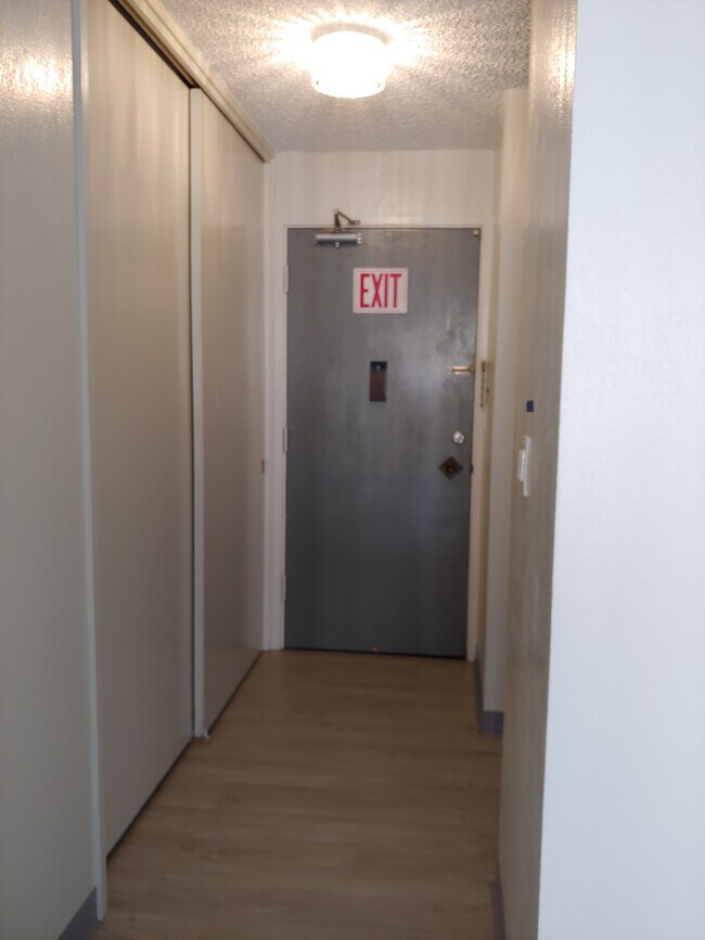 Entry hallway pantry/storage on left - 1617 Kapiolani Blvd