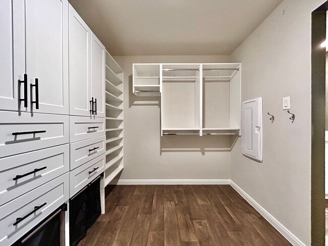 Building Photo - Beautiful 4/BR 2/BA Contemporary Home with Patio, Garage & Laundry Room