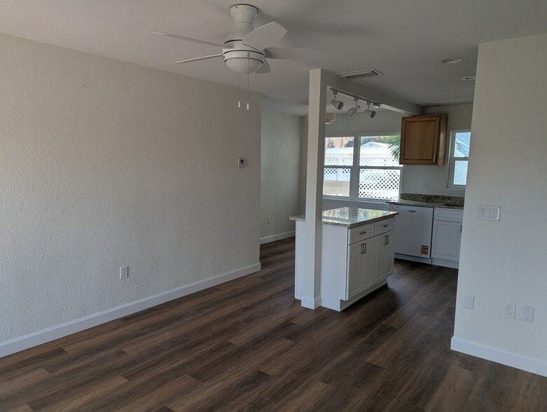 Building Photo - 2706 Pass a Grille Way