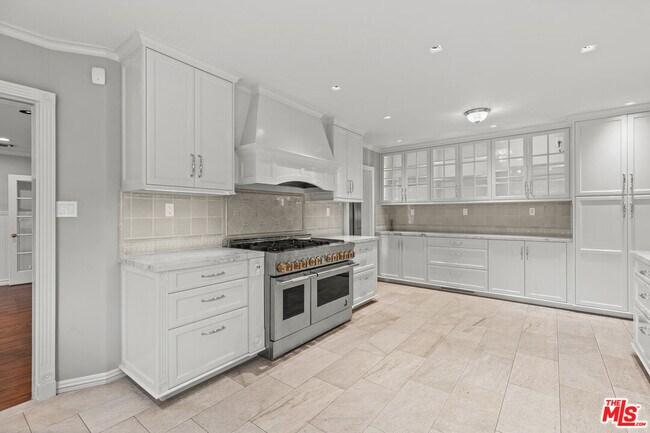 Building Photo - 710 Alta Dr