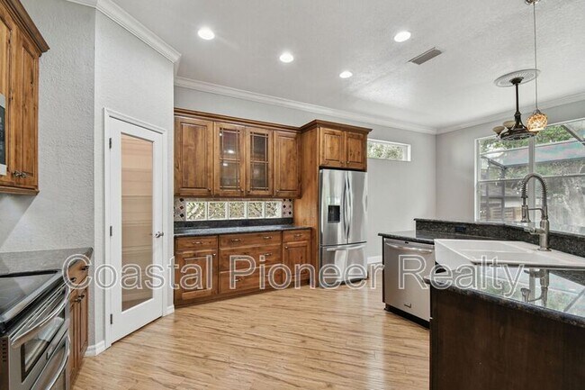 Building Photo - 6105 S Elkins Ave