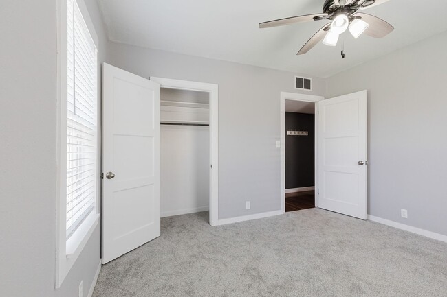 Building Photo - Adorable 2 bedroom 1 bath House